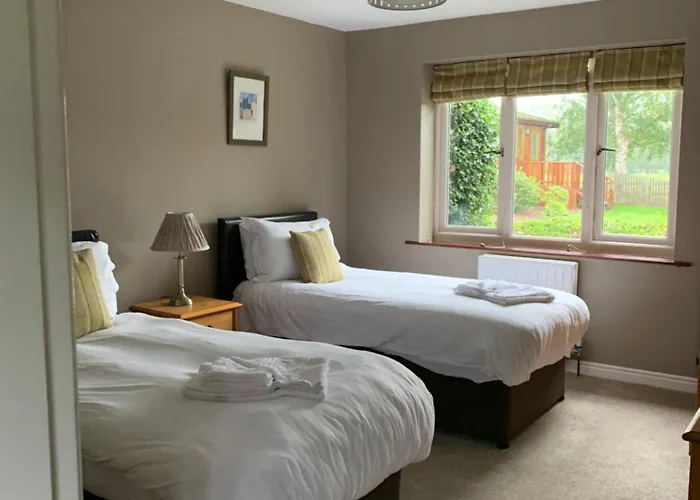 The Poplars B&B 서스크